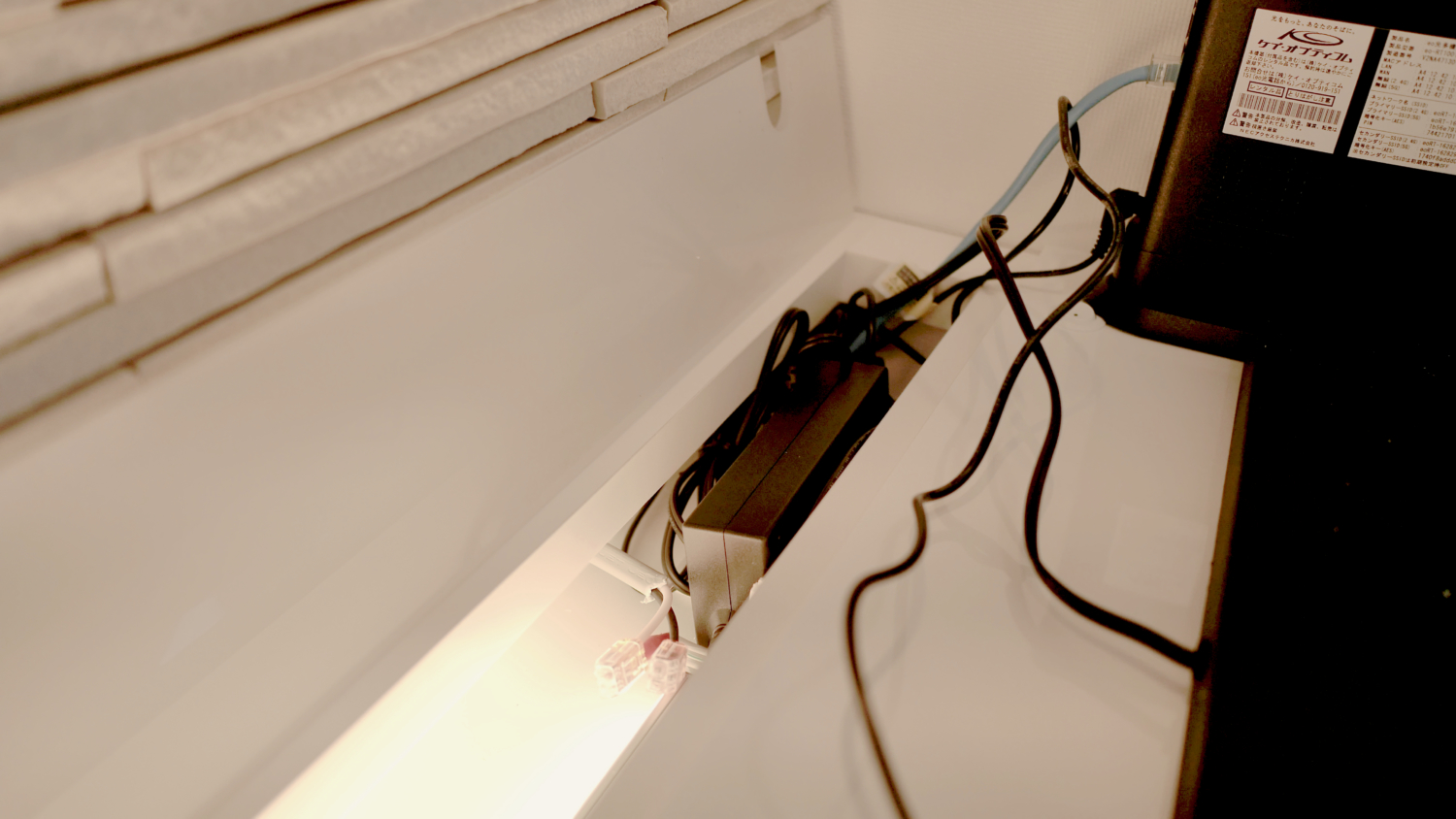 造作収納 ホワイト 配線をスッキリさせる工夫