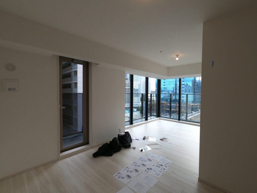 神戸市新築マンションK様邸 シンプルモダンインテリアコーディネートホワイトインテリアにシルバーファブリック - シンプル専門のインテリア ...