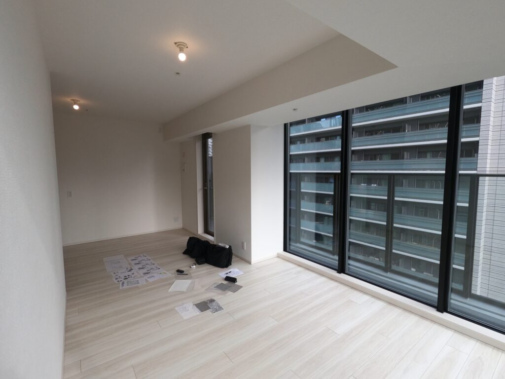 神戸市新築マンションK様邸 シンプルモダンインテリアコーディネートホワイトインテリアにシルバーファブリック - シンプル専門のインテリア ...