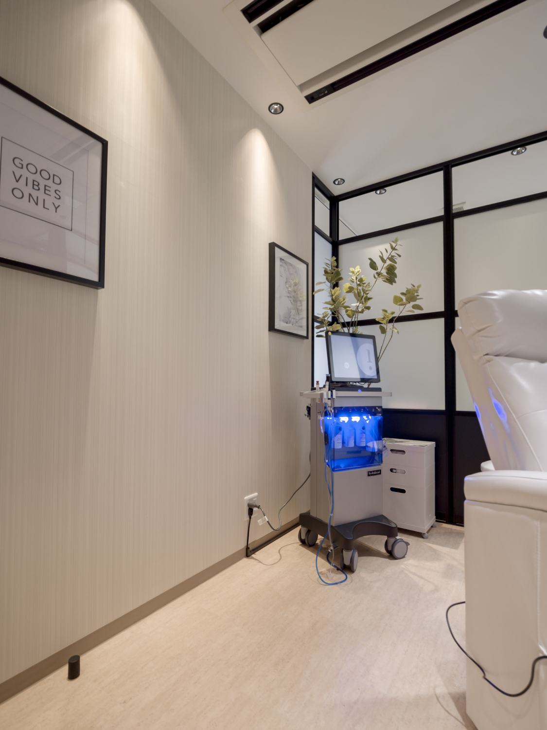 皮膚科の処置室を美容施術用にインテリアコーディネート　神戸西宮大阪芦屋　ハイドロフェイシャル