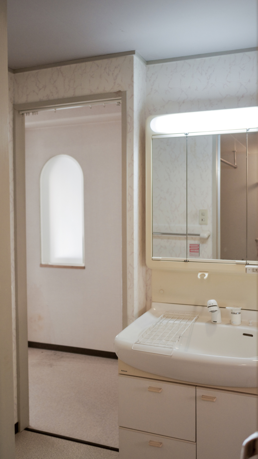 マンションシンプルモダンデザインリフォーム　ホワイト基調の洗面浴室　神戸大坂