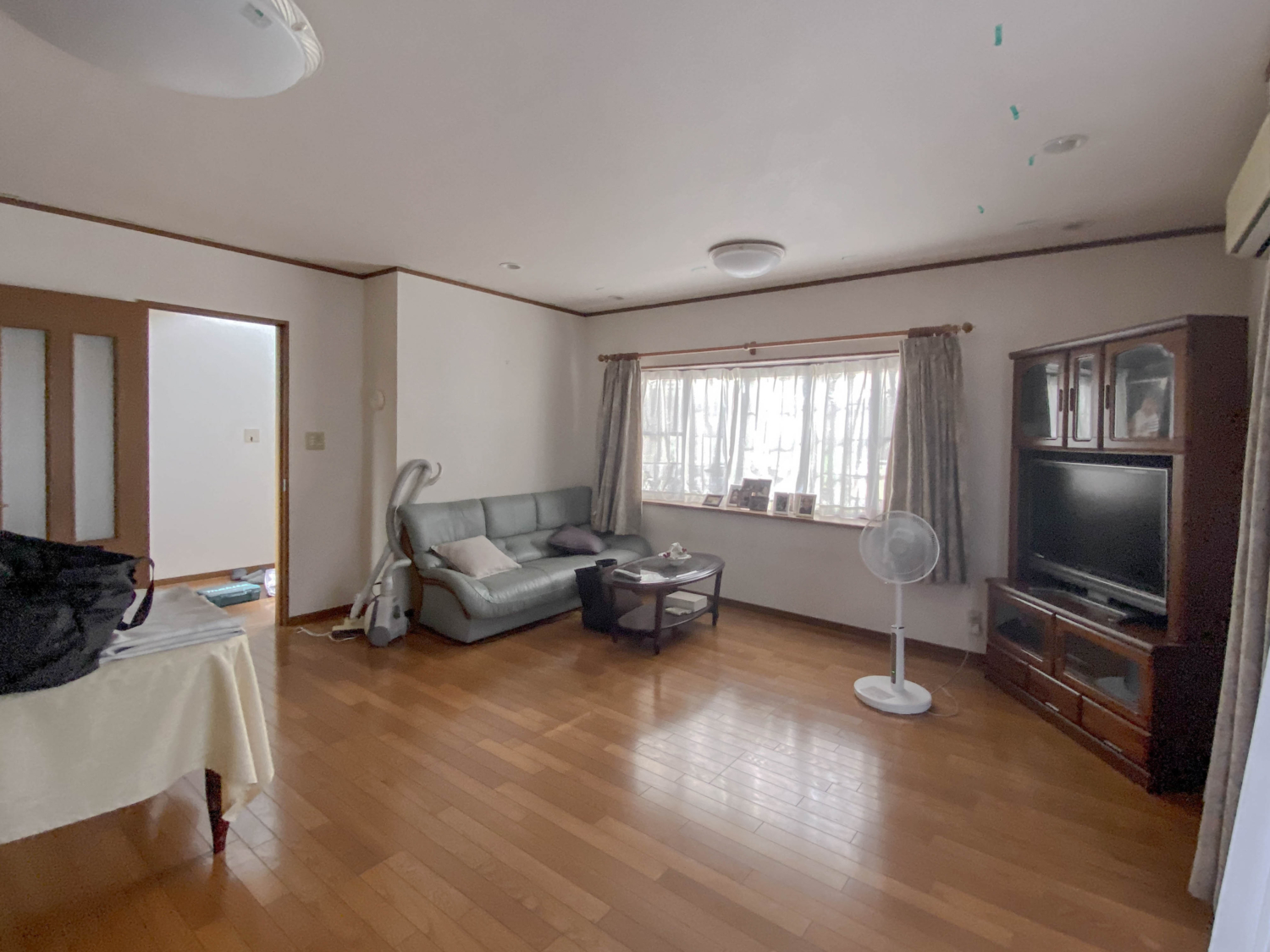 #戸建てリフォーム
#シンプルモダンリフォーム
#デザインリフォーム
#リビングリフォーム
#ガラスドア
#スモークガラスドア
#ホテルライク