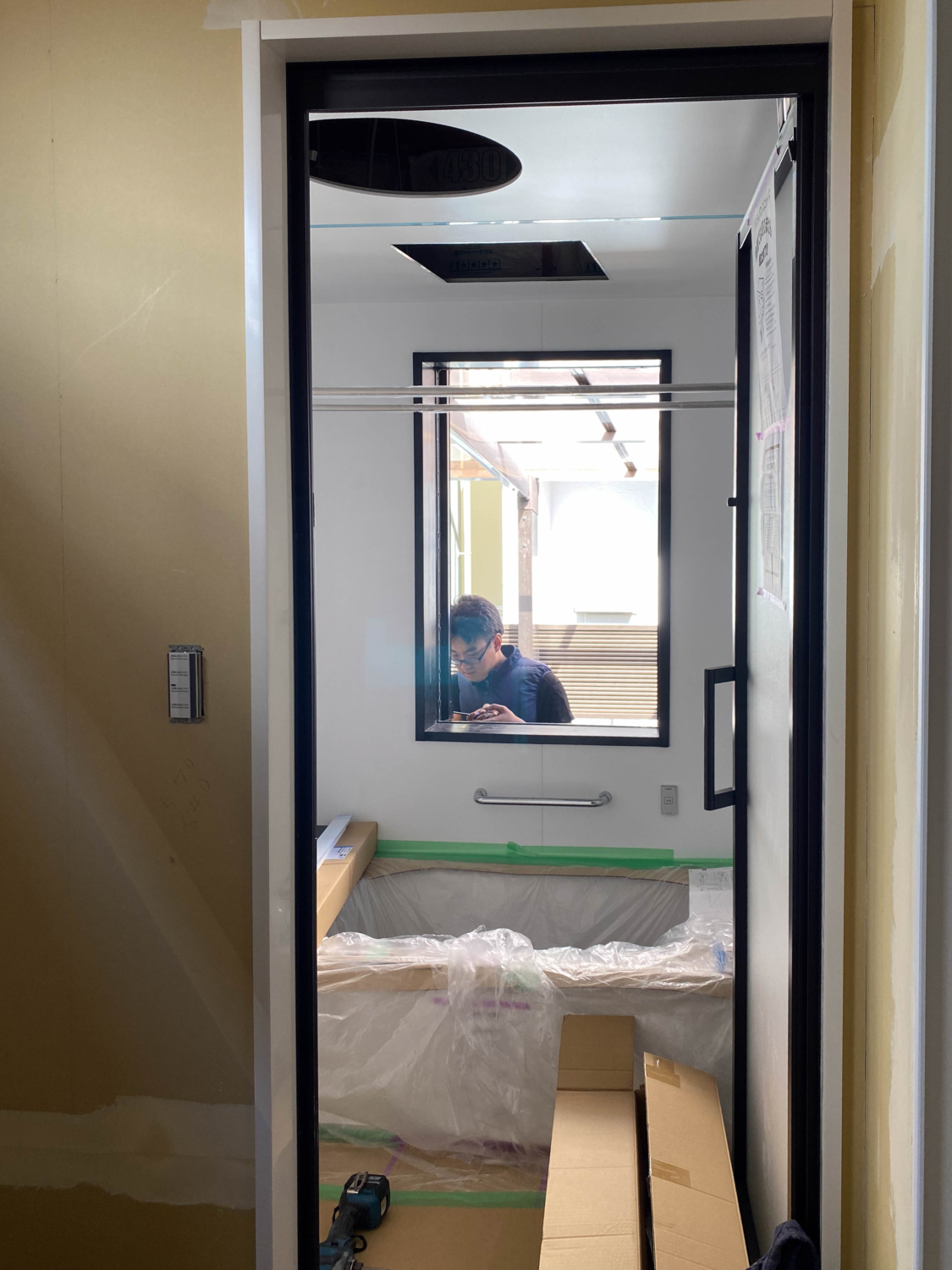 浴室のガラリ窓を縦滑り窓にリフォーム