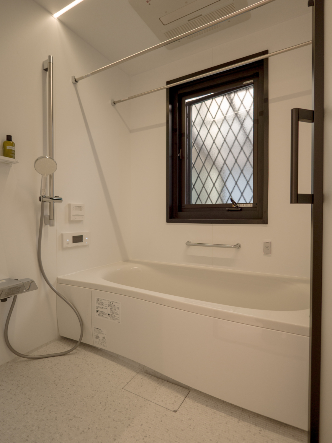 パナソニックの高断熱浴槽
床や壁に加え、天井パネルにも
熱が逃げにくい断熱材を使用