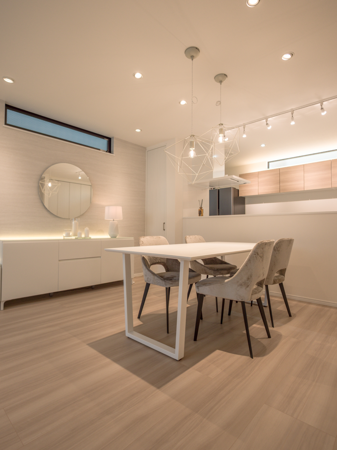 間接照明・家具配置・カーテンやインテリアの色味をトータルで整えた一戸建ての室内空間。統一感と陰影によりホテルのスイートルームのような心地よさを実現したコーディネート事例