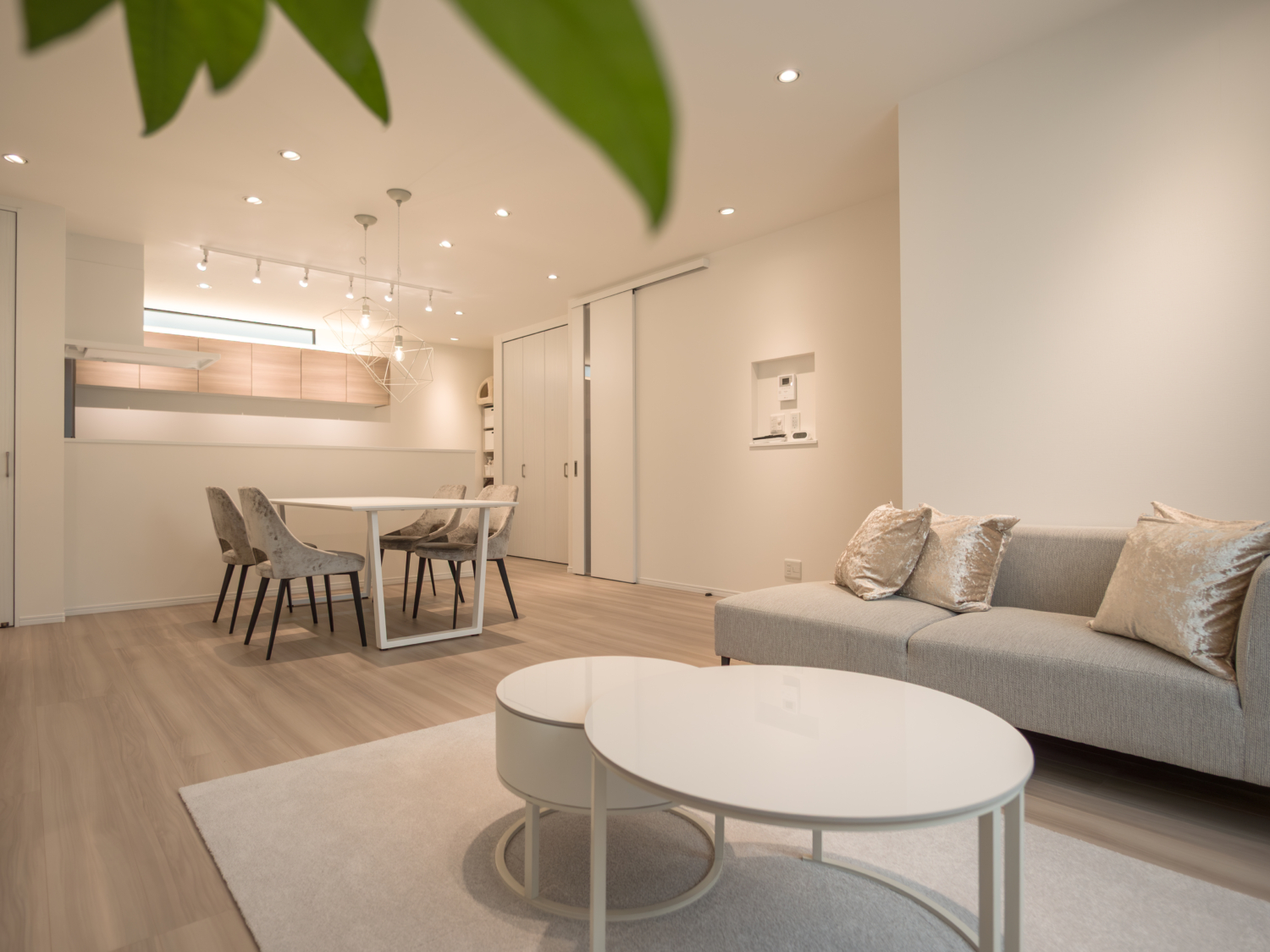 間接照明・家具配置・カーテンやインテリアの色味をトータルで整えた一戸建ての室内空間。統一感と陰影によりホテルのスイートルームのような心地よさを実現したコーディネート事例