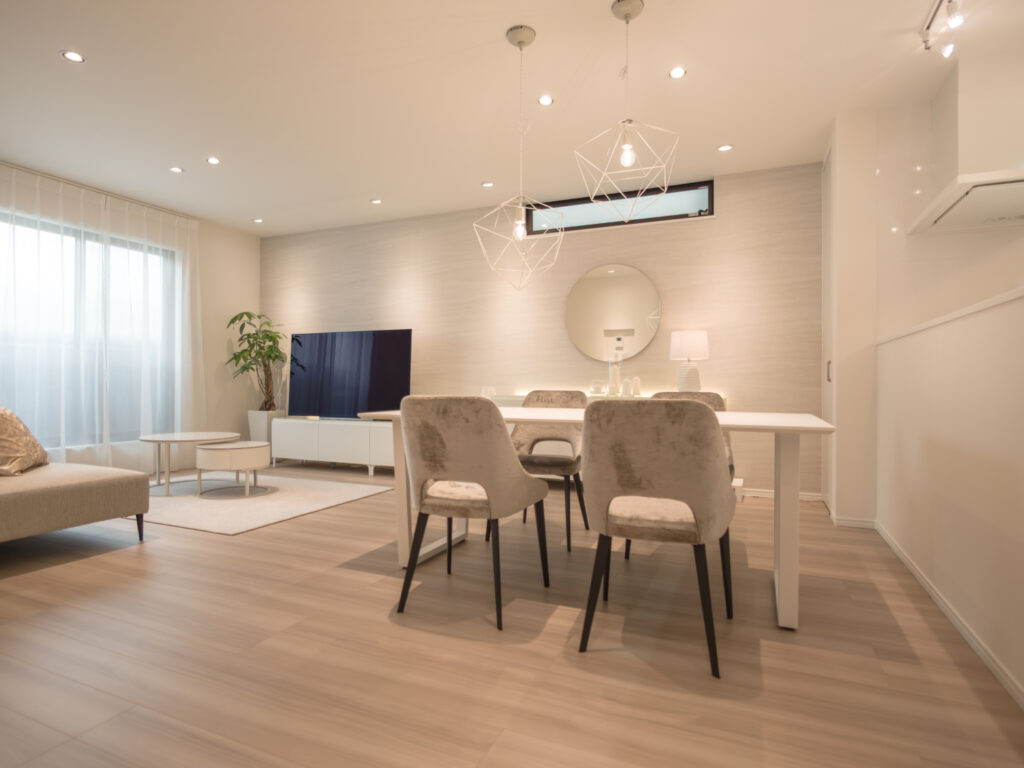 電球色のダウンライトと間接照明を組み合わせ、壁面や天井に陰影をつくったホテルライクな室内空間。光の配置で奥行きと落ち着きを演出した照明計画の実例