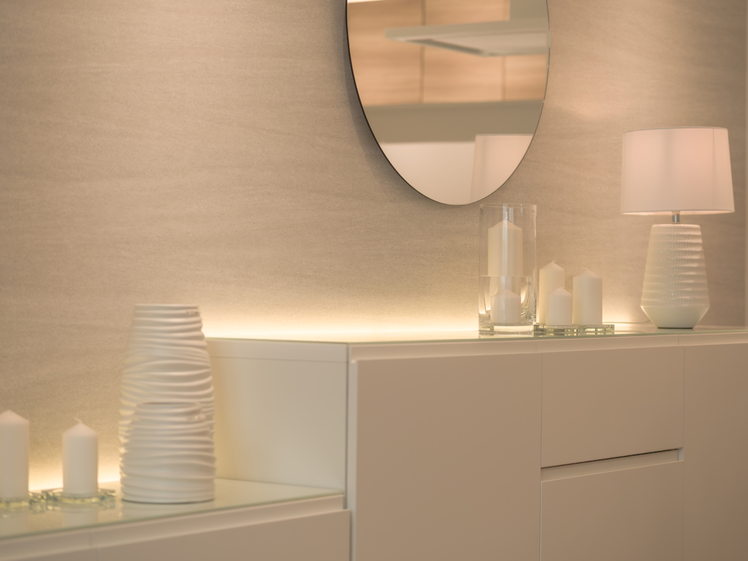 IKEAの収納家具に後付けでLED照明を組み込み、壁面に間接光を広げたホテルライクな空間演出。陰影と奥行きを生み出した照明計画の実例