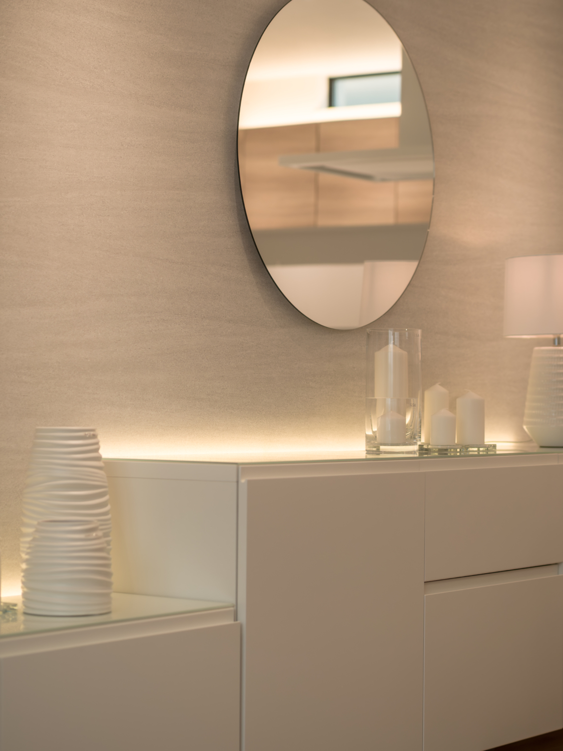 間接照明・家具配置・カーテンやインテリアの色味をトータルで整えた一戸建ての室内空間。統一感と陰影によりホテルのスイートルームのような心地よさを実現したコーディネート事例