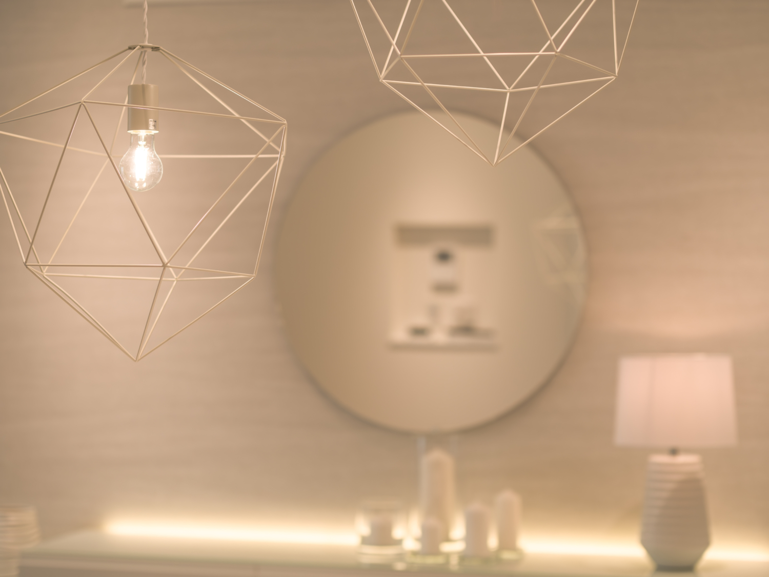 IKEAの収納家具に後付けでLED照明を組み込み、壁面に間接光を広げたホテルライクな空間演出。陰影と奥行きを生み出した照明計画の実例