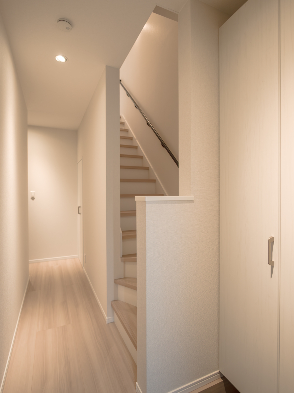 玄関のビフォーアフター事例。インテリアを変えず照明計画のみで空間の印象を改善した東大阪市新築住宅