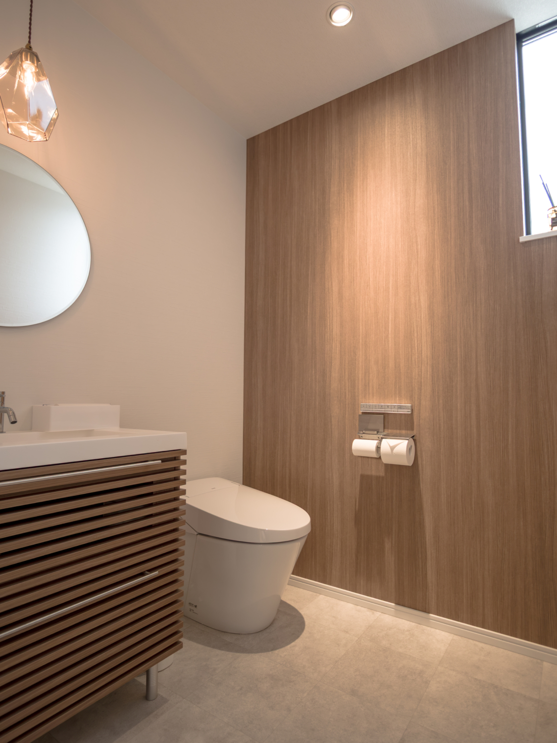 トイレ空間のビフォーアフター。照明の見直しだけでホテルライクな雰囲気に変化したインテリア事例