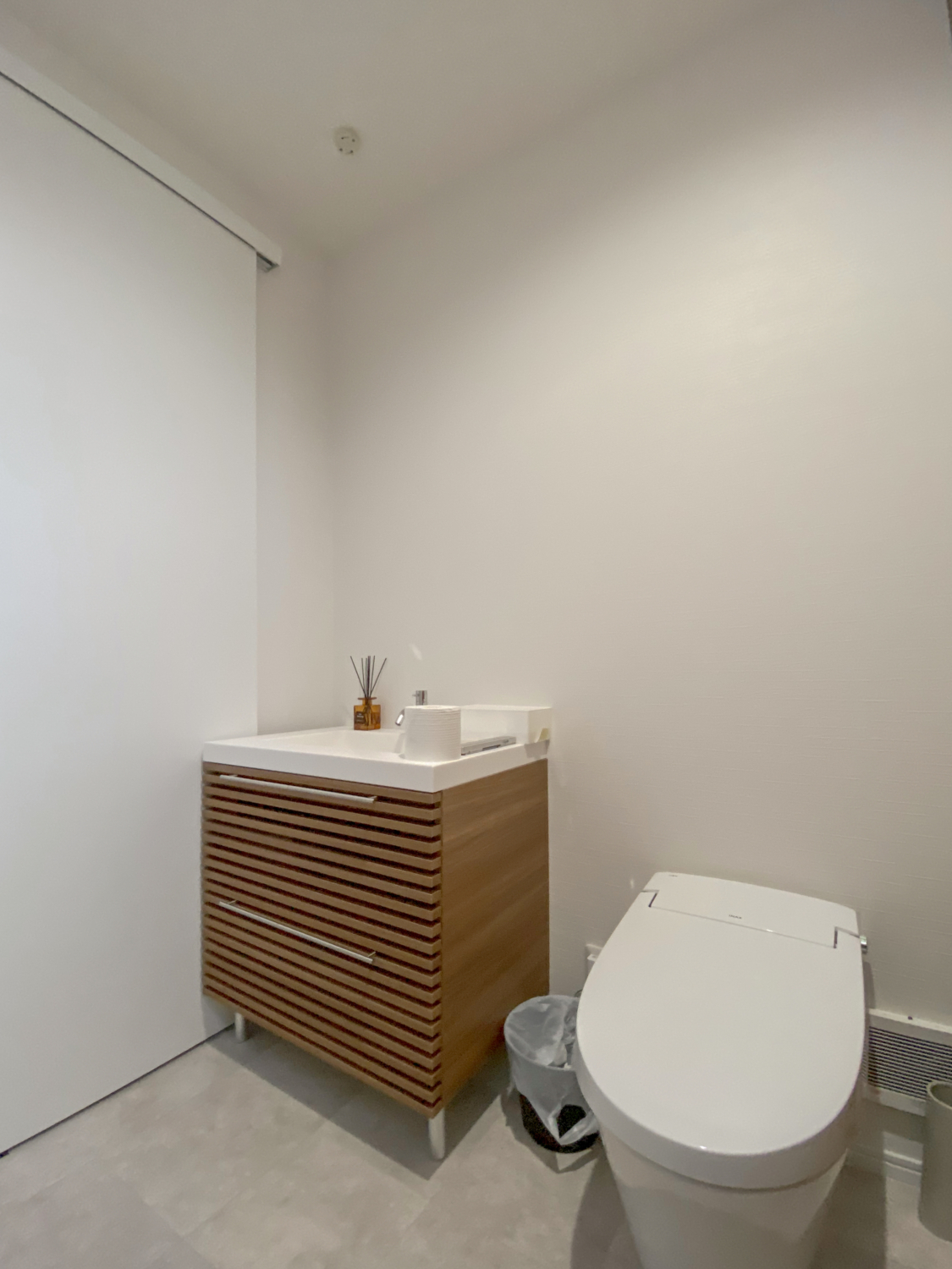 トイレ空間のビフォーアフター。照明の見直しだけでホテルライクな雰囲気に変化したインテリア事例